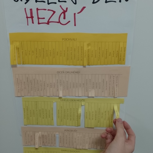 UDĚLEJ DEN HEZČÍ